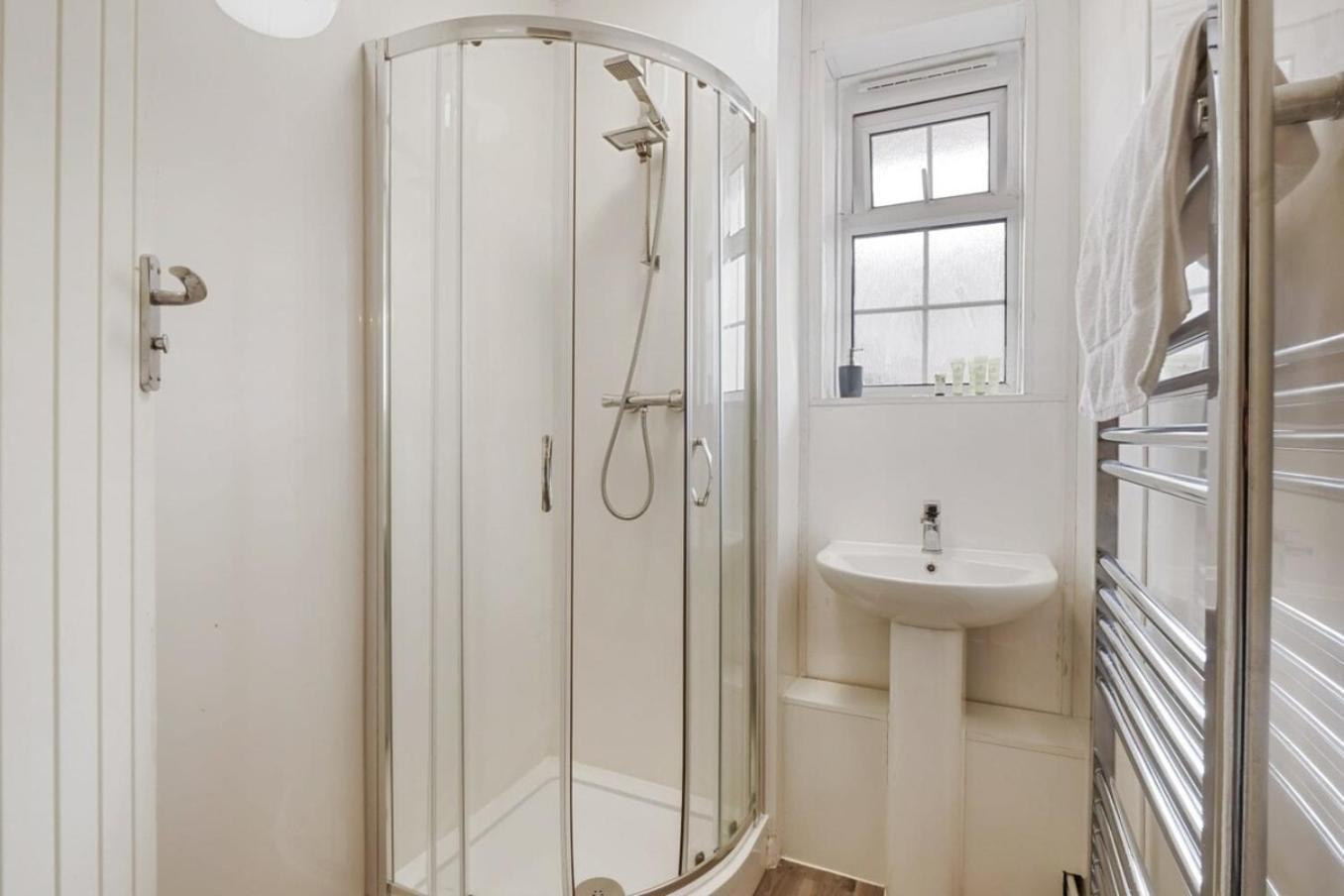 The Serene 2-Bedroom Flat W Free Street Parking 萨顿 外观 照片